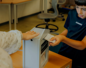 Ein Grundschüler wählt seinen Vertreter für den Klassenrat über einen klassiswchen Wahlzettel