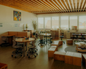 Großzügige Räume mit Sitzgelegenheiten im Kreis - Schulzentrum Großbardau